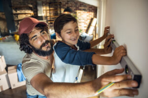 Vater und Sohn renovieren Wohnung: Finanzierung der Sanierung leicht gemacht